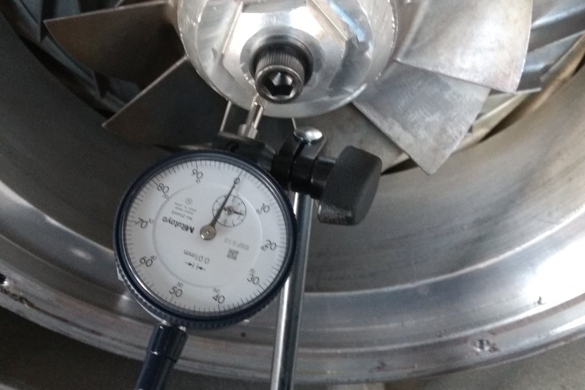 Medição com relógio comparador em compressor centrífugo